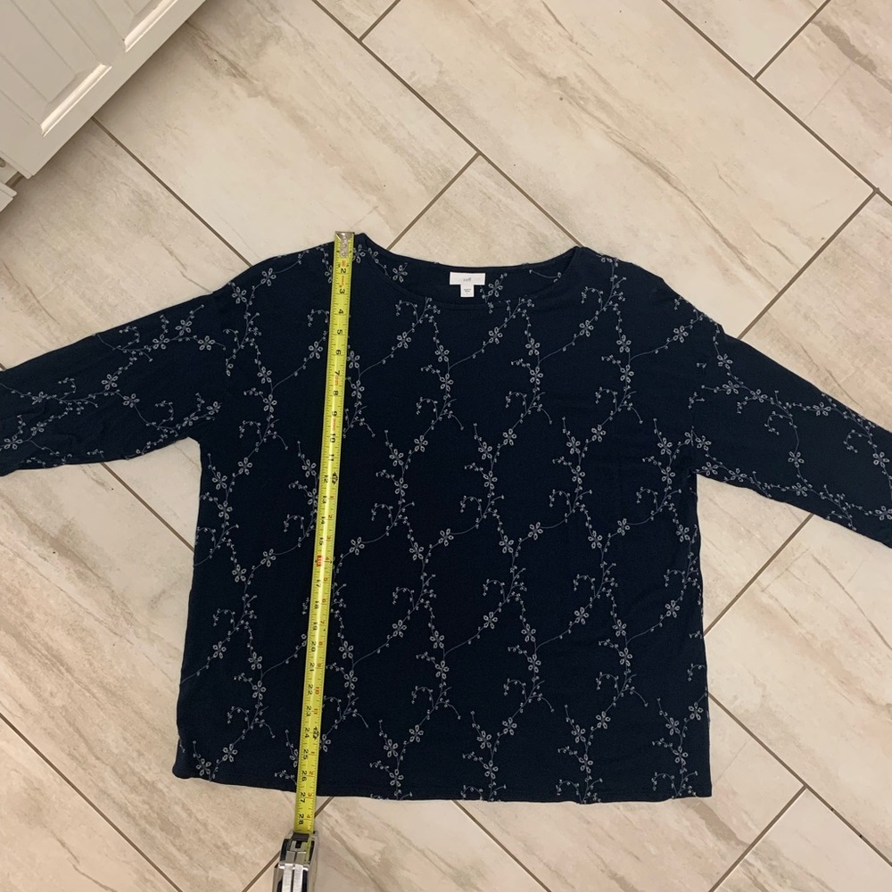 Beautiful navy blouse w/embroidered flowers, like new